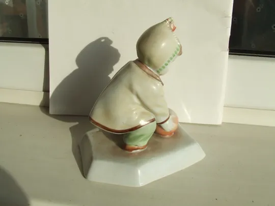 Статуетка хлопчик з мячом 1960 рр. роз 14х12 см. Жолноі Венгрия . Інтернет-аукціон