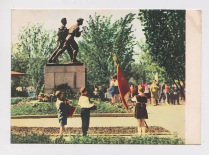 фото, МИКОЛАЇВ - НИКОЛАЕВ = ПАМ'ЯТНИК ПІОНЕРАМ-ГЕРОЯМ = листівка 1960-х р. = ДУБЧЕНКО = чиста ==