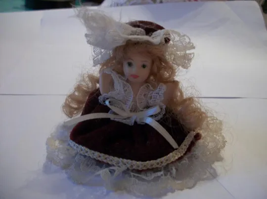 Кукла в платье . Высота 6-см . Внизу 10-см , очень красиво смотрится. Ціна