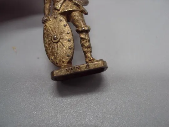 Фигурка миниатюра гуннский воин Hun 4 со щитом k 95 n 110 металл высота 3,8 см №13345 Недорого