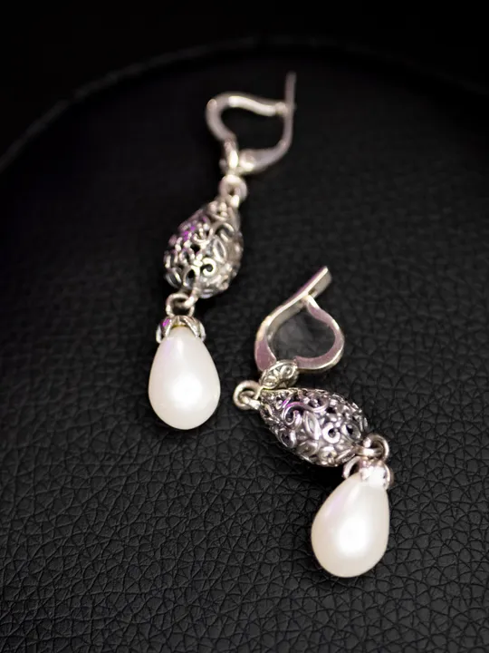 Сережки з срібла 925 проби з чорнінням. Вставка - натуральна перлина Ціна