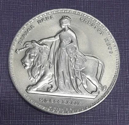 фото, 5 фунтів 1839 року "Королева Великобританії". Копія.