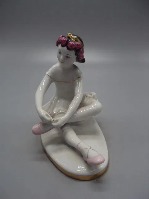 Купити Фигура фарфор статуэтка ЛФЗ юная балерина девочка завязывает пуанты балет высота 11 см №14457