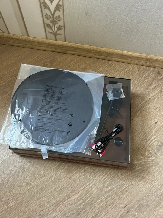 Програвач TEAC TN-280BT + 4 упаковки пластінок в подарунок З аукціону