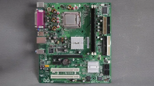 Материнская плата Intel D102GGC2 ATI XPRESS 200 PCI-E + Pentium D 945 HT 3.40GHz/4M/800 + 1Gb DDR2 Де купити