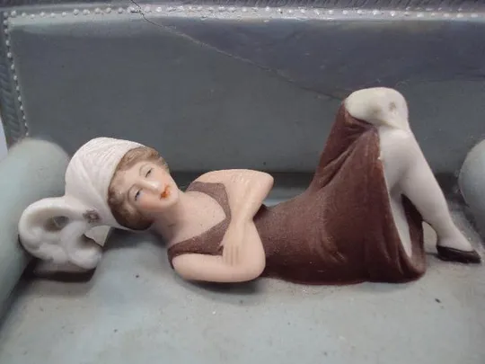 Купити Чернильница фарфор Вера Холодная лежит на диване размер 11,3х13,9х6,8см под реставрацию №14016