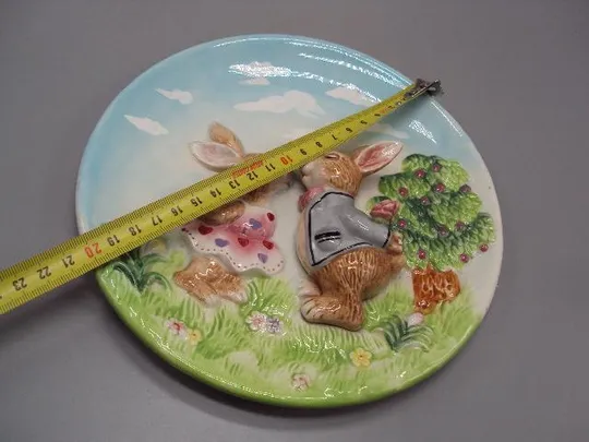 Настенная тарелка объемная керамика Китай Тайвань зайчики поцелуй зайцы размер 2 х 20,4 см №13631 Інтернет-аукціон