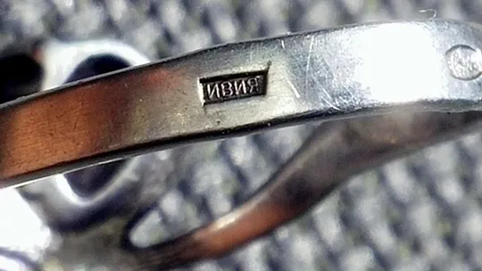 Кольцо серебро 925  с сиреневыми камнями р17 БУ бижутерия каблучка вживане 3г Недорого