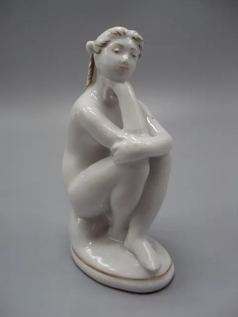 Фигура фарфор статуэтка ЛФЗ пляжница обнаженная девушка сидит думает ню высота 11,2 см №15510 Ціна