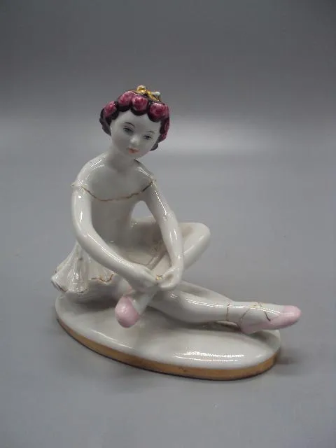 Фигура фарфор статуэтка ЛФЗ юная балерина девочка завязывает пуанты балет высота 11 см №14457 Ціна