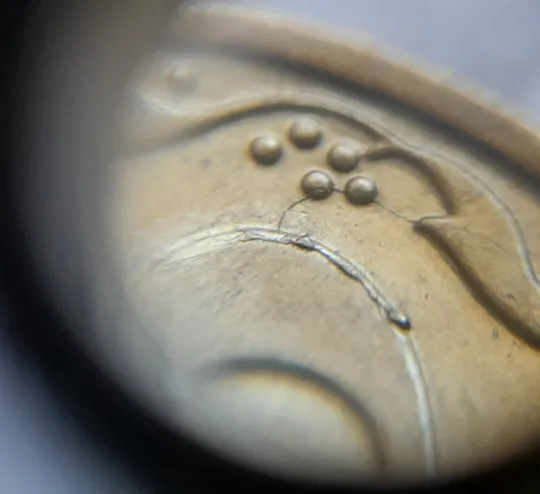 (7038) 10 копійок 2019 різновид викрошок і розколів на аверсі (10 копеек 2019 брак) Недорого