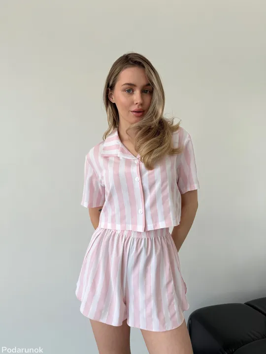 Купити Комплект жіночий шорти з розрізами і коротка сорочка на ґудзиках в смужку рожевий