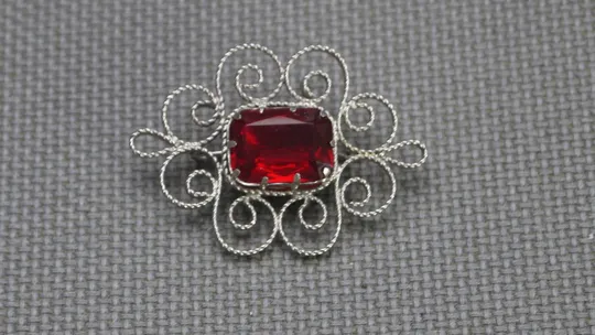 Брошка мельхіор скань червоне скло стара радянська біжутерія Вживане Ціна