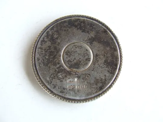 Табакерка или таблетница серебро 925 проба .вес 18 грам. раз. 5х0.5 см. 1850 гг. Англия На торгах