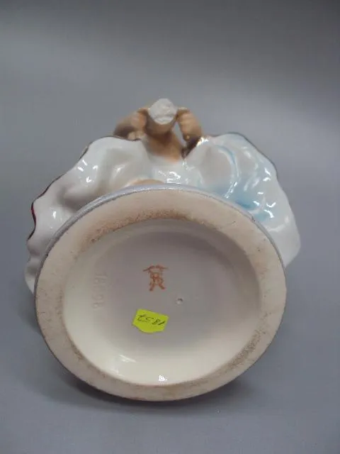 Фигура фарфор Германия балет балерина завязывает пуанты 17 см под реставрацию (№1857) №10572 Недорого