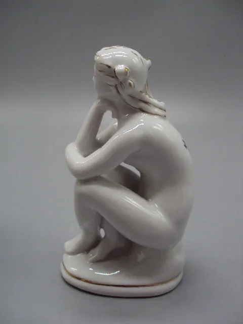 Фигура фарфор статуэтка ЛФЗ пляжница обнаженная девушка сидит думает ню высота 11,2 см №15510 Де купити