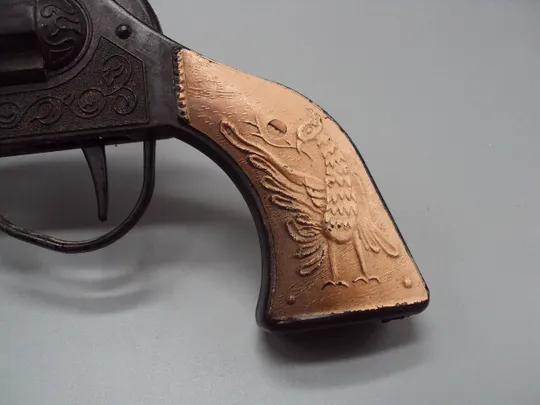 Детская игрушка пистолет узор павлин револьвер наган с присоской пластик ссср 21 см рабочий №15638 Де купити