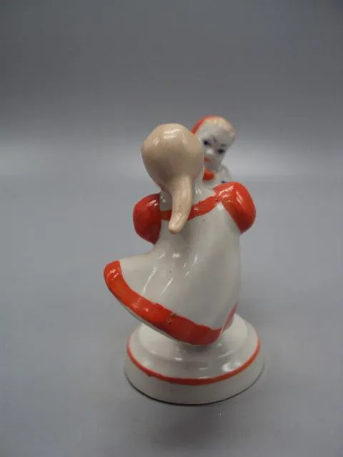 Фигура фарфор статуэтка Городница подружки крутятся девочки кружатся дети высота 10,8 см №14467 З аукціону