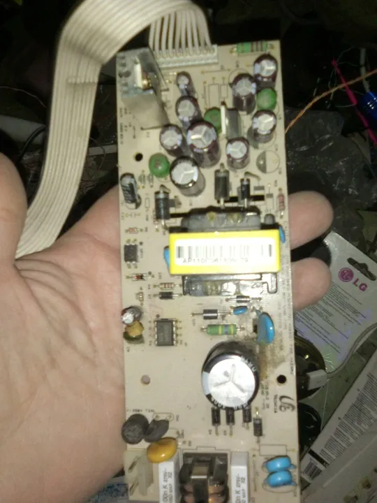 блок живлення від тюнера.є точно 12 і 5 в. ще -12 напевне і +30 Ціна