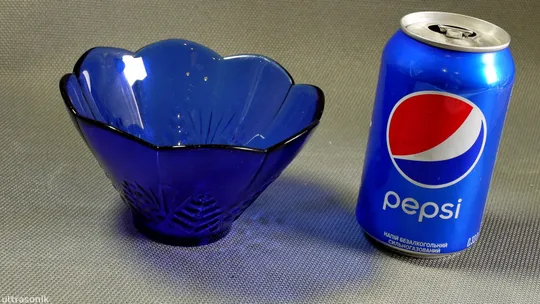 Купити Креманка цукерниця синє кобальтове кольорове радянське скло ваза Вживане