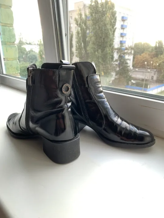 Чобітки шкіряні жіночі лакові З аукціону