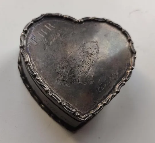 1908 год серебряная коробочка в форме сердца с гравировкой кошечки, и клеймами, Англия-Франция tk285 Ціна