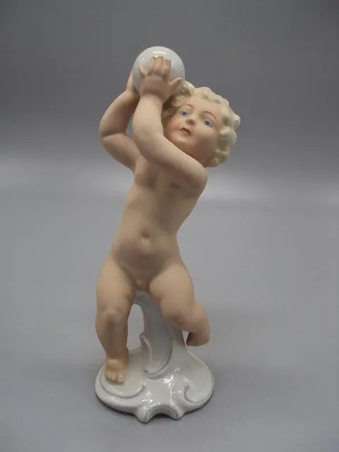 Фигура фарфор Германия Schaubach Kunst путти мальчик с шаром Кунст ребенок кидает шар 18,5 см №14343 Ціна