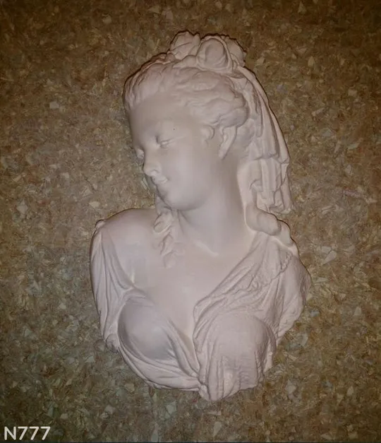 Гіпсовий барельєф дівчини З аукціону