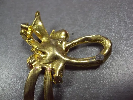 Бижутерия брошка с бусинами брошь бантик размер 5,5 х 4 см (мягкий металл, нет заколки) №13372 Характеристики