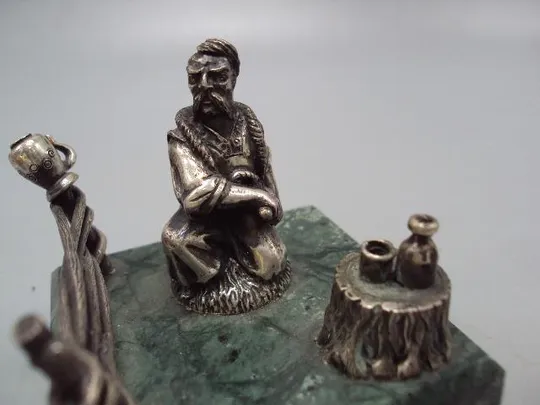 Фигура на подставке статуэтка козак сидит у забора серебро 925 проба вес 374 г №14270 Характеристики