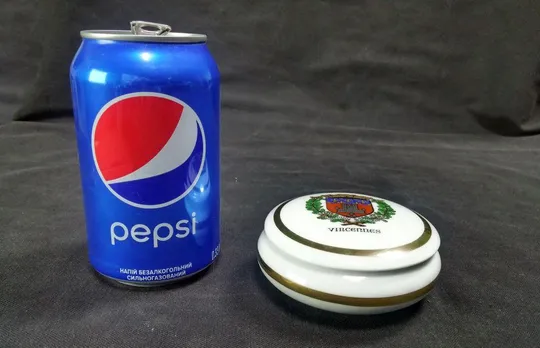 Шкатулка скринька бонбоньєрка кругла порцеляна старовинна Франція Вживане Характеристики