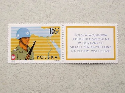 фото, Поштова марка з прикріпленою етикеткою Польща " Військовий Миротворці " 1976 рік **