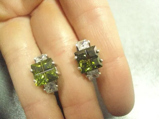 серьги кульчики зеленые и белые вставки серебро 925 проба вес 6,76 г №56 Ціна