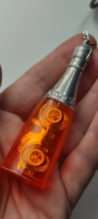 Винтажные коллекционный брелок СССР "Машинка в бутылке Шампанского" bp547 Де купити