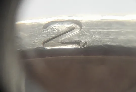 (7596) 1 гривня 2012 різновид викрошки у першій цифрі "2" слова "2012" на гурті (1 гривна 2012 брак) Ціна