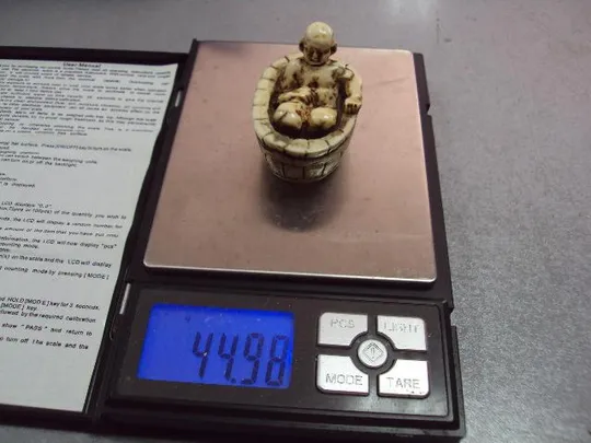 Фигура кость мамонта миниатюра Нэцкэ японец в бочке моется высота 4,3 см, длина 4,5 см №11430 Де купити