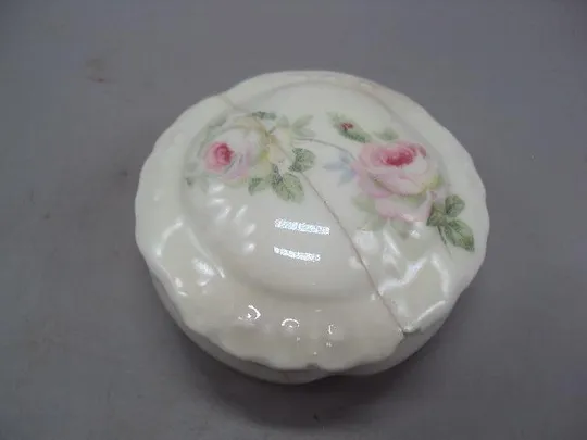 Шкатулка фарфор Австрия узор цветы розы размер 3,8х2,4х5,8 см под реставрацию №78 З аукціону