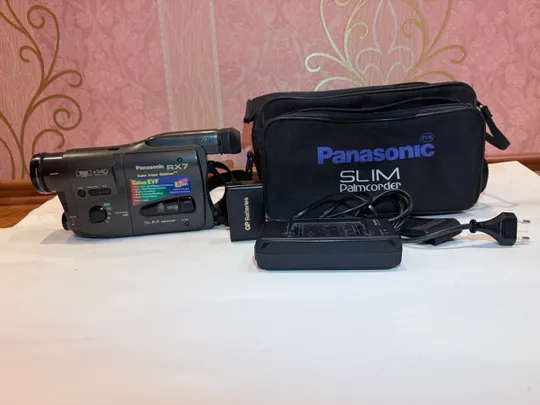 Купити Вінтажна Відеокамера Panasonic NV-RX7EE RX7 VHS-C Palmcorder Slim (1992 р.)