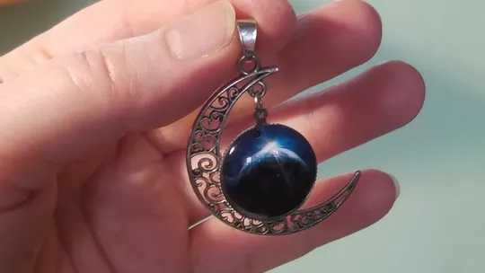 Кулон Місяць сріблястий металевий з блакитною вставкою біжутерія Вживане Інтернет-аукціон