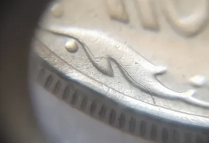 фото, (8216) 10 копійок 2005 розколи від канту і по вінку реверса в межах 5-6 грон (10 копеек 2005 брак)