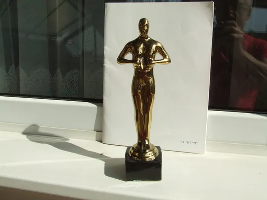 Керамика статуэтка Оскар в позолоте раз. 26 х 9 см. 2010 . гг. в Україні