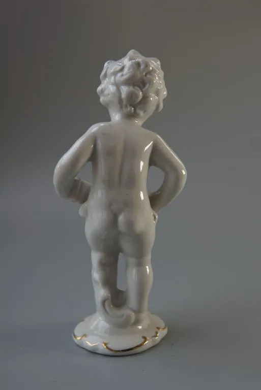 Фигура фарфор Каподимонте Италия путти мальчик с гармошкой клеймо корона N Capodiмonte 15,3см №10053 З аукціону