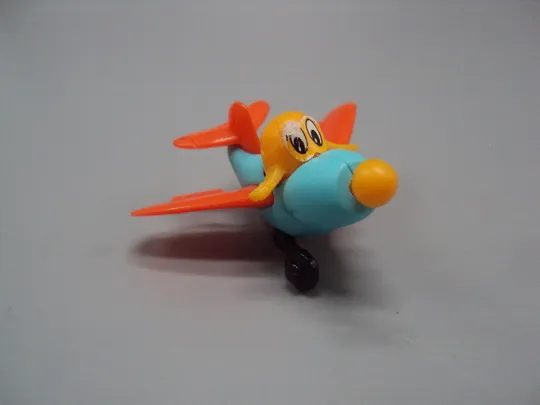 Фигурка киндер сюрприз самолет с глазками Disney самолетик бежит №18590м Ціна