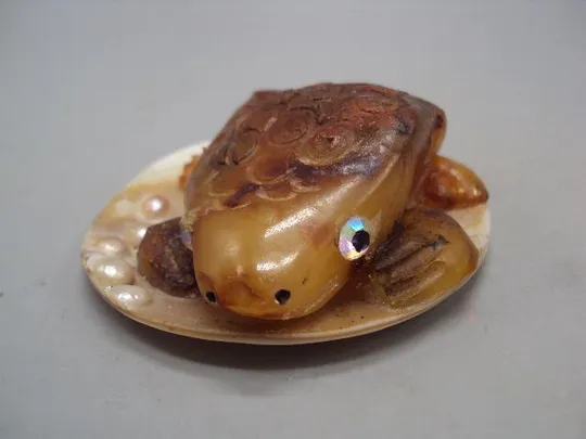 Фигура статуэтка лягушка на листке янтарь перламутр вес 96 г высота 3 см, диаметр 7,5 см №11826 З аукціону