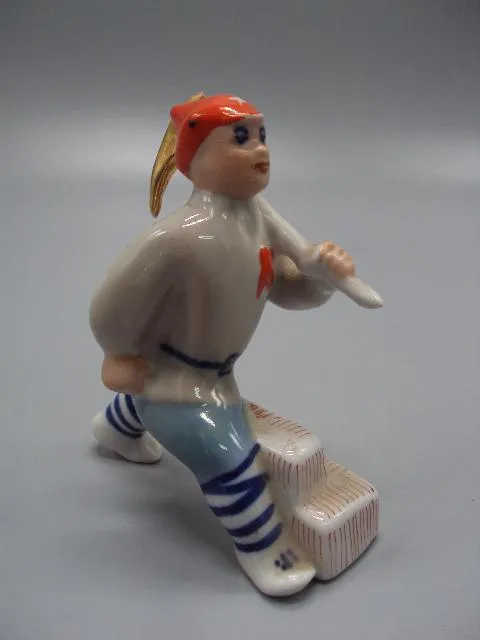 Фигура фарфор статуэтка Коростень субботник Буденовец с киркой революция 9,8 см под реставрацию №297 Ціна