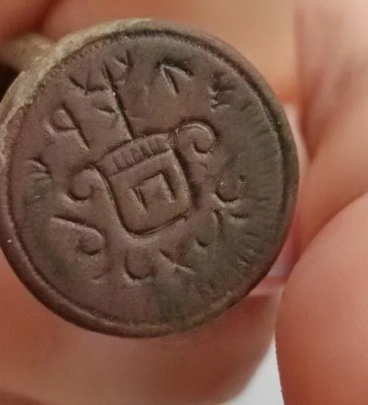 Редкое средневековое кольцо-печатка с загадочными символами — изменяемого размера  kr654 Ціна