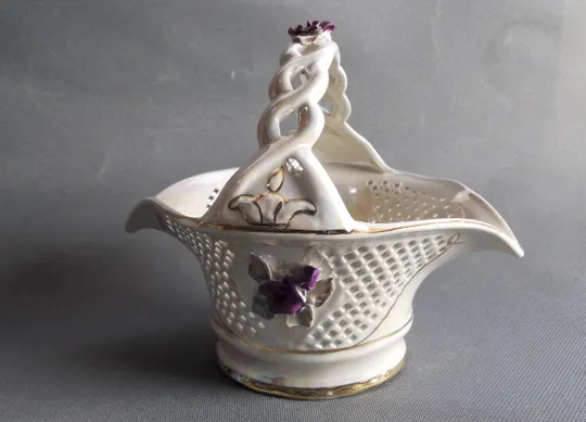 Купити Ваза цукерниця з ручкою кошик прорізна стара радянська порцеляна Вживане