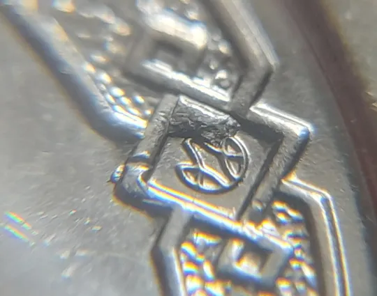 (5199) 1 гривня 2023 гарна викрошка в знаку монетного двору, інші викрошки на аверсі (1 гривна 2023 брак) Продаж