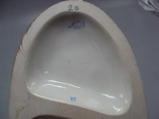 Фигура фарфор статуэтка ЛФЗ фигуристка девушка сидит на коньках конькобежка высота 16,8 см №14188 Характеристики