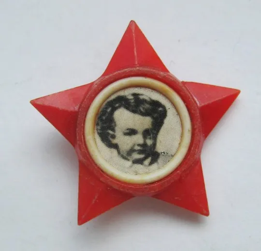 Жовтенятський значок = період СРСР = пластик = клеймо Полонина = рідкість Ціна